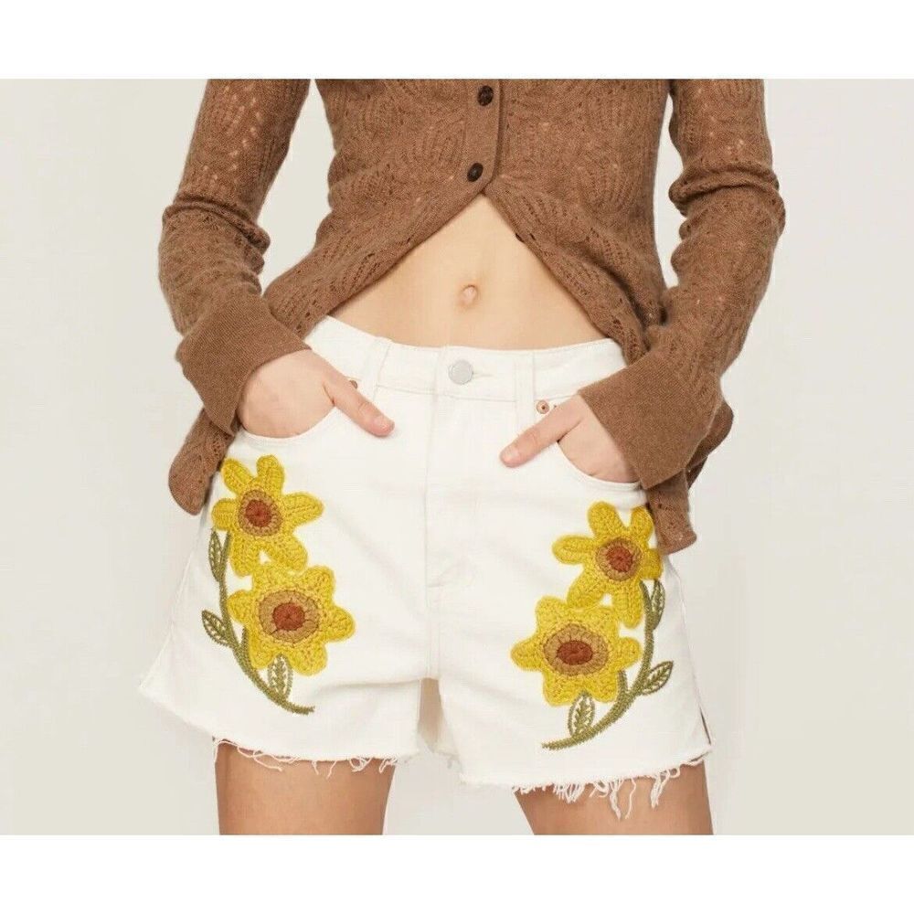 BLANKNYC Shorts Women 27 Ray of Sunshine Denim Floral Crochet Detail Reeve Ivory